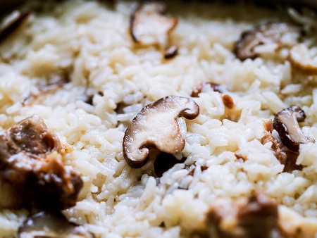 Сварени свински ребра с ориз, гъби и праз лук печени в глинен гювеч на фурна - снимка на рецептата